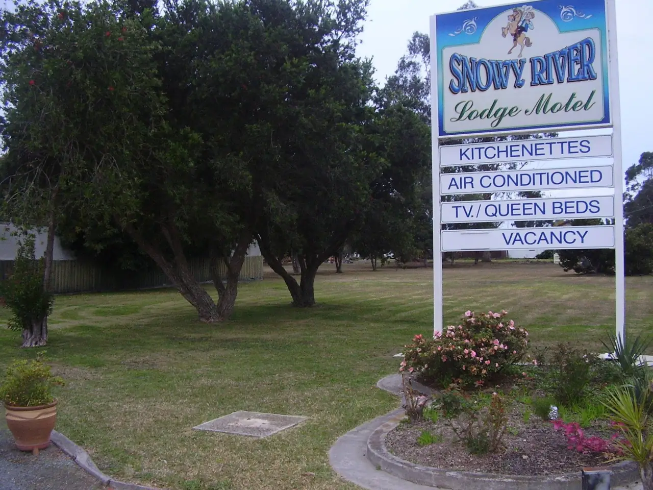 The Snowy River Lodge Motel sign and front garden at Newmerella